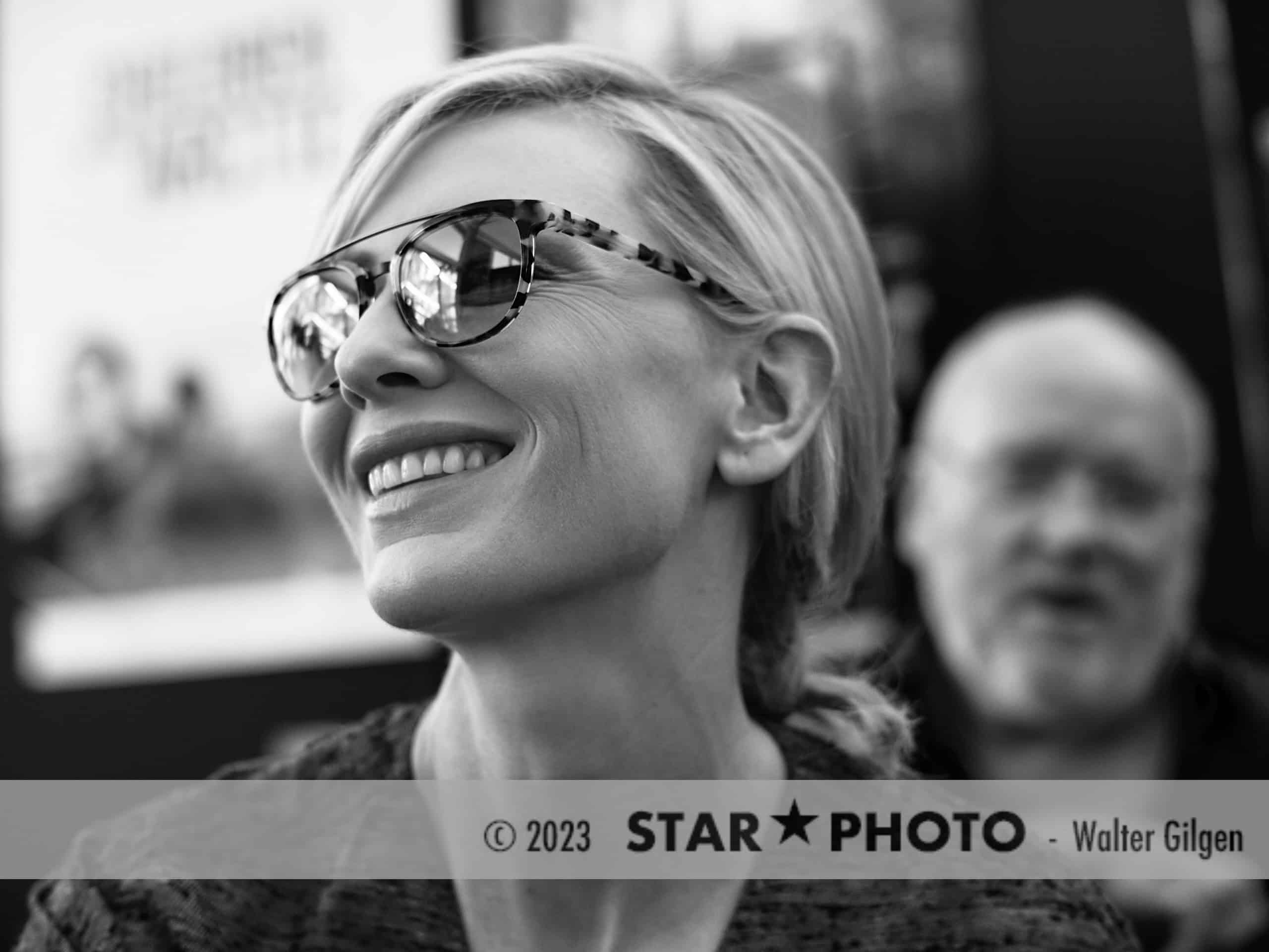 Actress Cate Blanchett is leaving a sponsor event at Zurich Film Festival. The man in the background is photographer Peter Lindbergh.